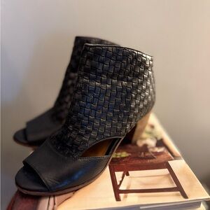 Patrica Nash Black Woven Leather Ankle Open Toe Shoes